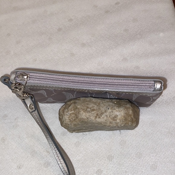 *SOLD*COACH Metallic Silver/Gray Sig "C" Logo Wristlet - Picture 8 of 10